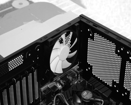 A photograph of a case fan fitted on the side wall of a CPU is shown.