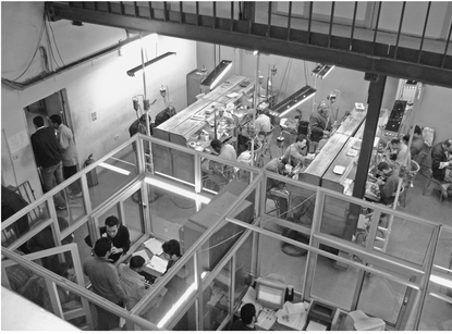 Figure 12.3 Factory Floor: Quality-control Cubicle on Left and Planning Department on Right Source: Mauro Guillén, January 2009.
