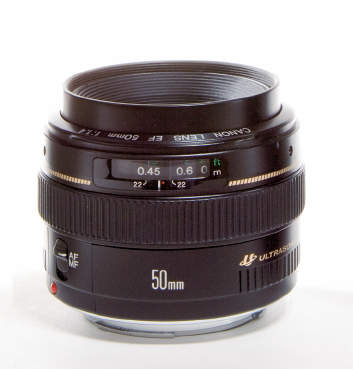 A normal lens is small and light. It provides an angle of view similar to that of the human eye.