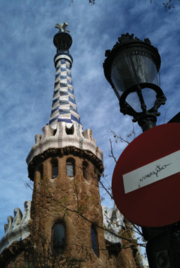 The tower at Barcelona’s Park Güell with a lamp beside it.