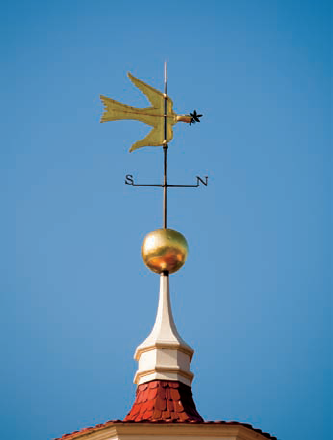 A detail shot of the gilded dove atop the mansion's cupola (see A on the map). Taken at ISO 100, f/4, 1/800 second with a 260mm lens.