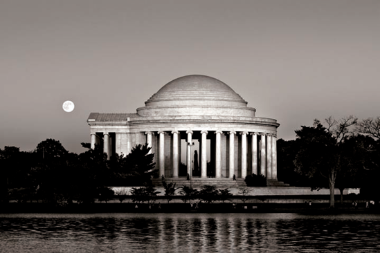 The sun sets over the Jefferson Memorial's west side (see B on the map). Taken at ISO 400, f/4, 1/320 second with a 120mm lens.