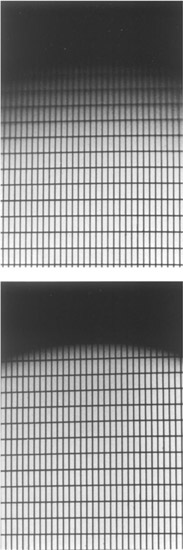 Figure 3-25 Edges of the circles of good definition and illumination with the lens diaphragm wide open [top) and stopped down [bottom).