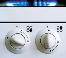 The burners and knobs on this stovetop are difficult to associate because their positions are poorly mapped.