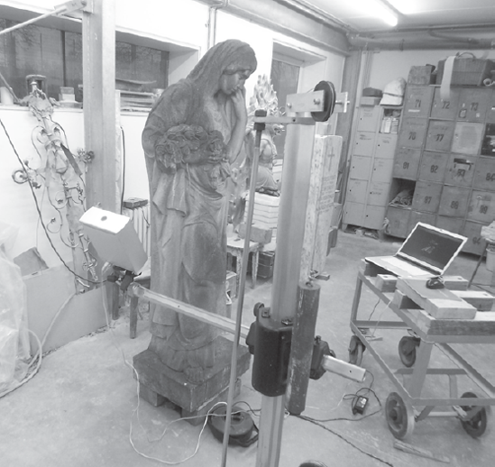 A 3D scanner used to scan a large statue