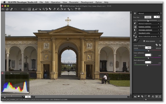 Silkypix Studio 4.0 preview window. The histogram and parameter control tabs are independent floating windows.