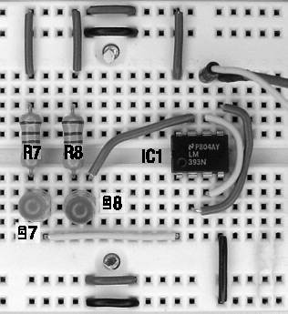 Brightness comparator circuit built on a solderless breadboard