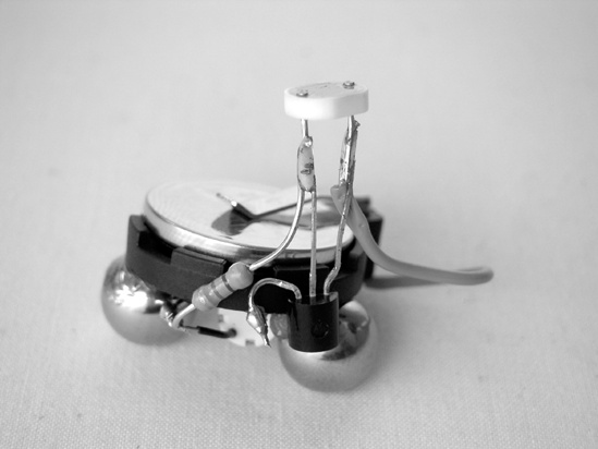 The back of the finished Jitterbug, showing the configuration of the brain’s resistor, transistor, and photoresistor