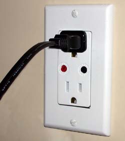 Connecting an appliance to the X10-controlled socket in a split outlet.