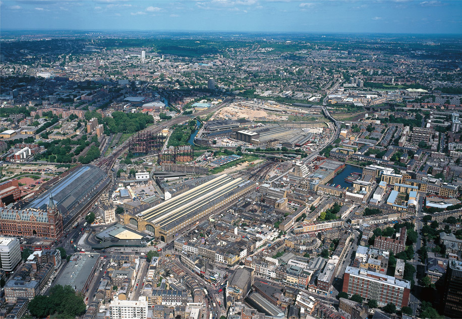 Figure 3.16: King’s Cross in 1999. View of the stations looking northwards.