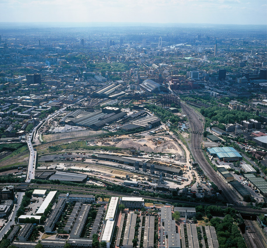 Figure 3.17: King’s Cross in 1999. View of the stations looking southwards.