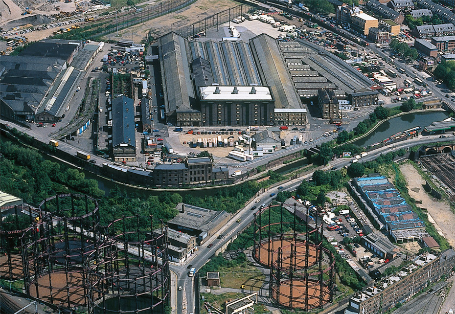 Figure 3.7: The Granary complex and Regent’s Canal (1999) depicting the gasometers and Culross Buildings (bottom right).