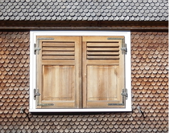 4.5.5 High-quality Vorarlberg craftsmanship: timber shutters in a shingle-clad wall.