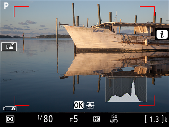 Same picture of a boat in a river displaying a histogram when shooting in programmed
auto (P), shutter-priority auto (S), aperture-priority auto (A), or
manual (M) mode.