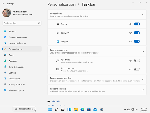 Snapshot of choosing Taskbar Settings to customize the taskbar’s appearance and behavior.