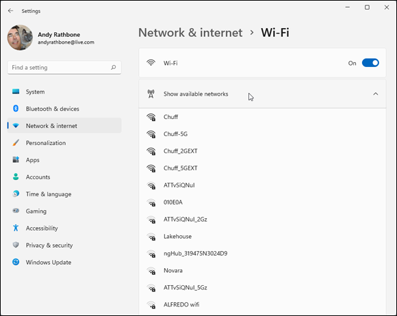 Snapshot of Windows placing the strongest available network at the top of the list.