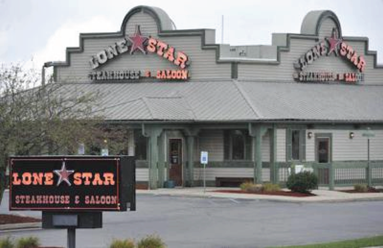 Photo depicts a shuttered Lone Star Restaurant in Johnstown, Pennsylvania, 2016