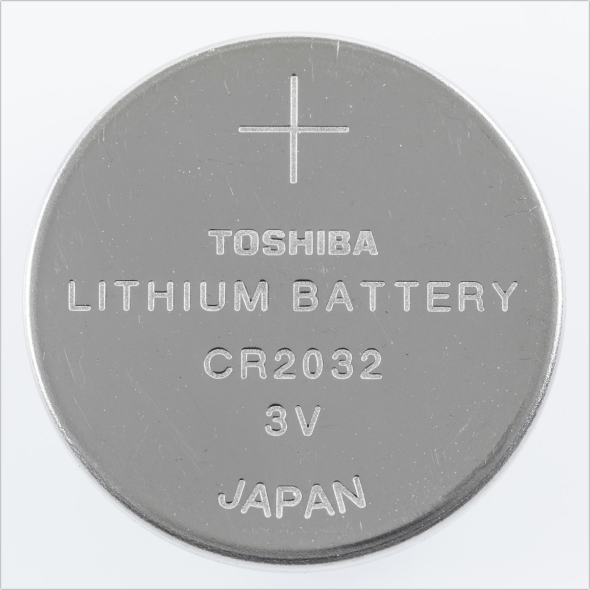 Figure 8: The correct orientation of the battery type used in an AirTag. (© Raimond Spekking, CC BY-SA 4.0, Wikimedia Commons)