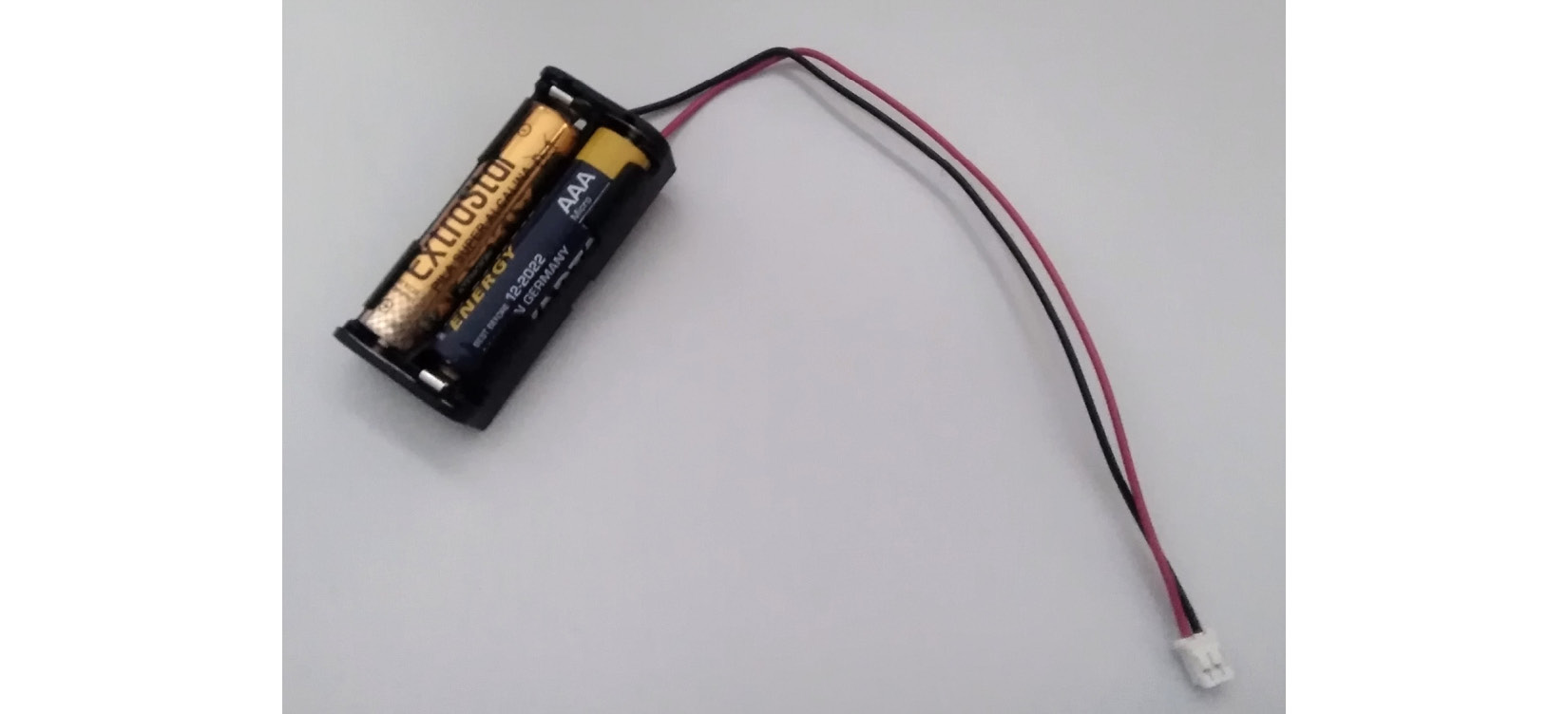 Figure 1.8 – A battery connector (courtesy: https://commons.wikimedia.org/wiki/File:Cavo_Microbit.jpg)
